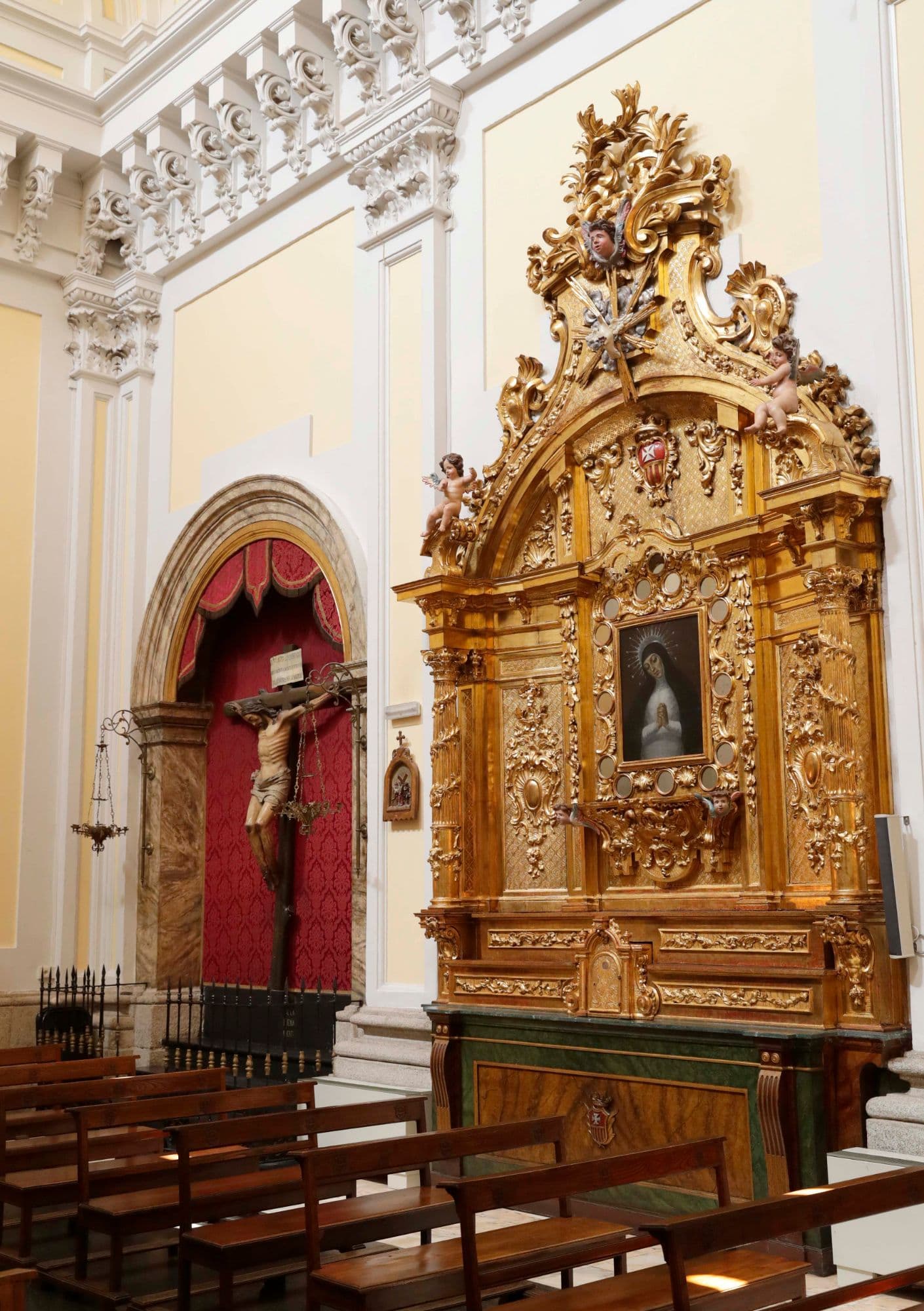 Retablo de la Dolorosa y Cristo crucificado en las Góngoras