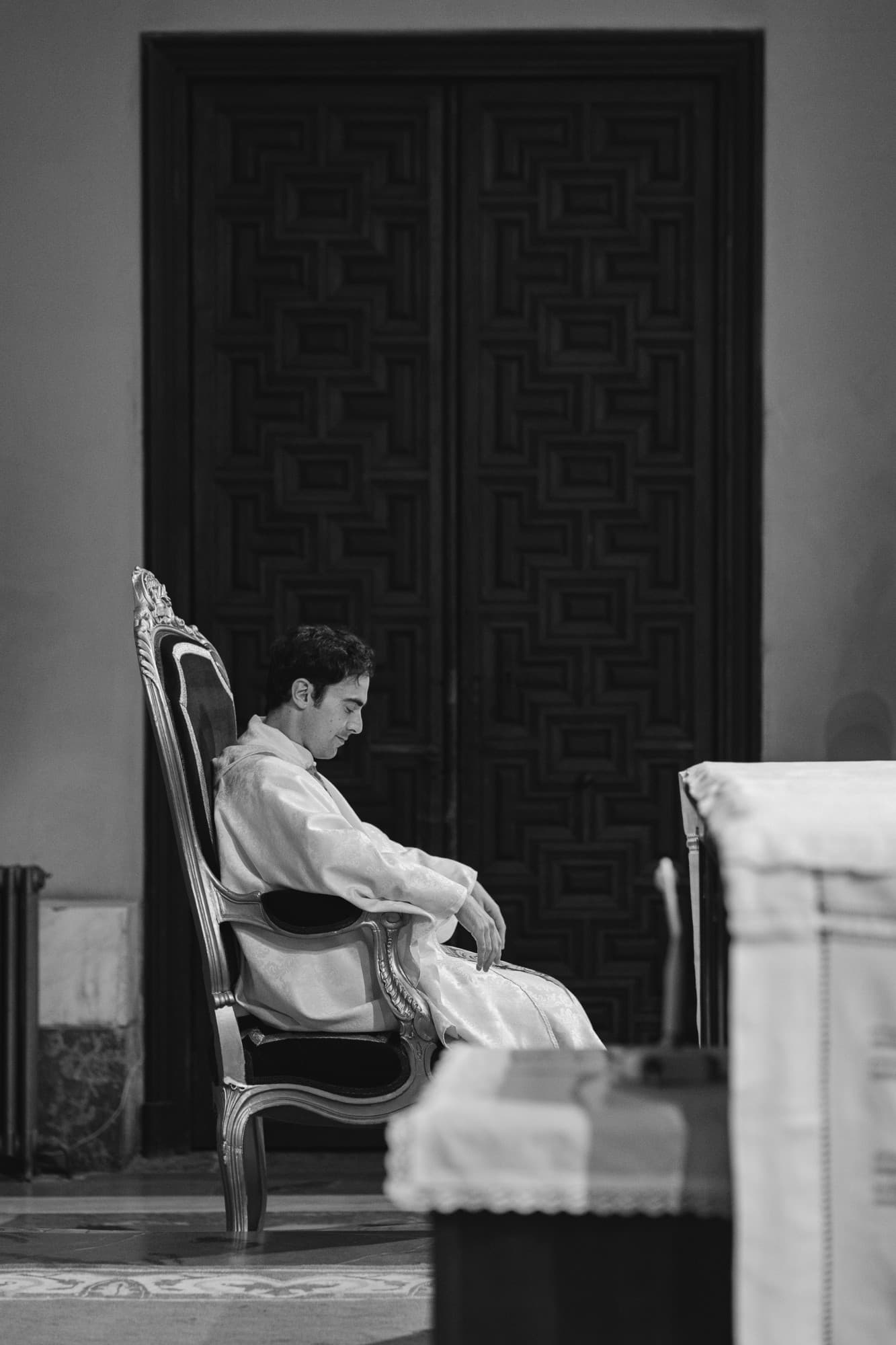Sacerdote en oración en el templo