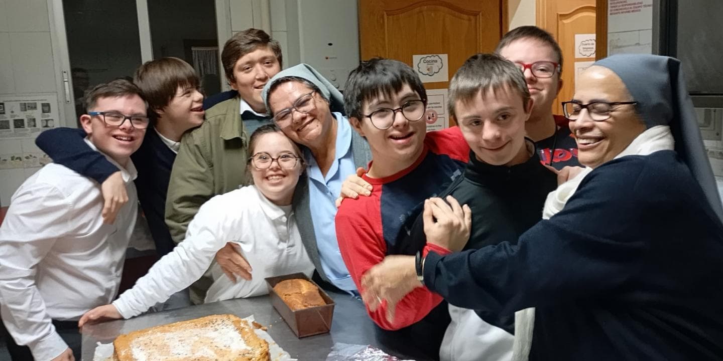 Religiosas compartiendo un momento con un grupo de jóvenes