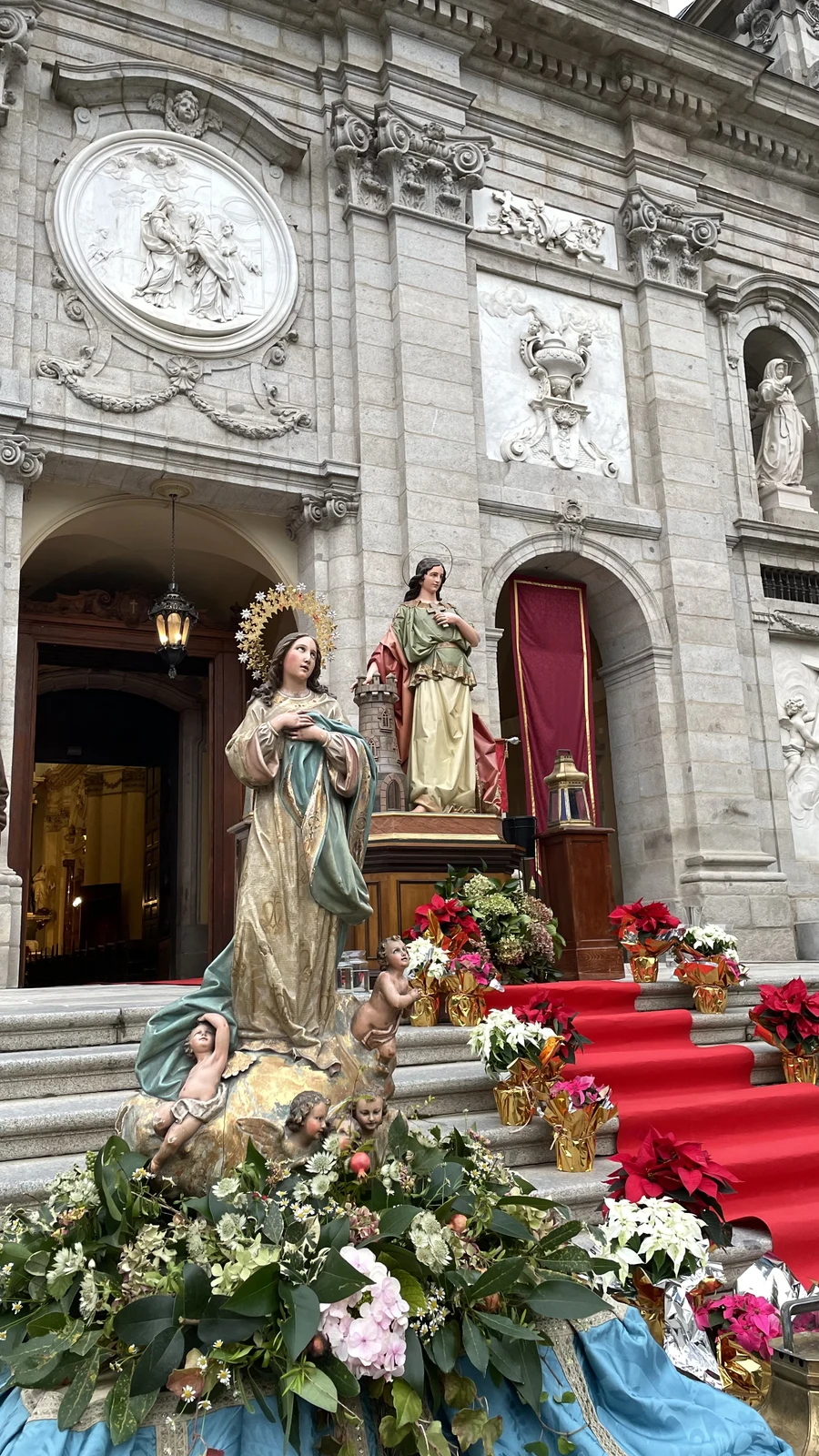 La Inmaculada y Santa Bárbara a las puertas del templo